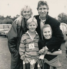 6 de Setembro – Roger Waters - 1943 – 74 Anos em 2017 - Acontecimentos do Dia - Foto 16 - Roger com a ex-esposa Lady Carolyne Christie, e os filhos, Harry e India.