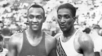 30 de Maio - Jesse Owens e Ralph Metcalfe observando outros competidores.