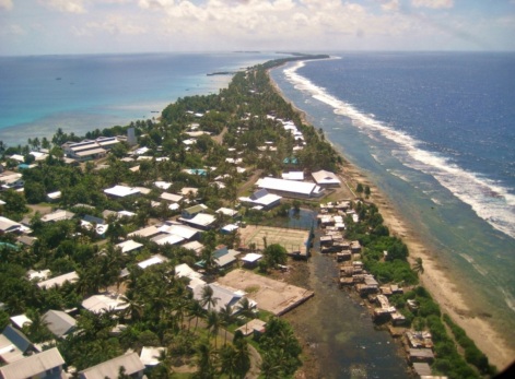 5 de Setembro – 2000 – Tuvalu é admitido como Estado-membro das Nações Unidas. Foto de Funafuti, capital de Tuvalu.