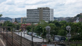 31 de Maio - Atual sede da prefeitura, no centro da cidade, em 2011. À esquerda, do outro lado da linha férrea, localiza-se a Praça Doutor João Penido - Juiz de Fora (MG) - 167 Anos.
