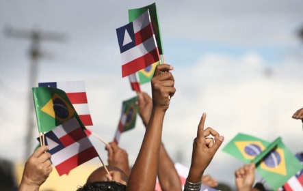 2 de Julho - Independência da Bahia - Bandeiras da Bahia e do Brasil.