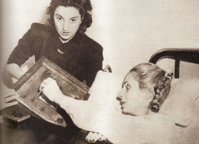 7 de Maio - Eva Perón votando no hospital em 1951.