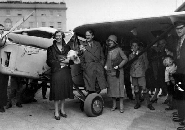 1 de Julho - Amy Johnson, aviadora norte-americana, com sua mãe e amigos, após chegar de Croydon Aerodrome, em Tóquio.