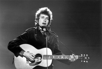 24 de Maio - 1941 – Bob Dylan, músico e compositor norte-americano - on stage, no palco, tocando, playing, cantando, singing, gaita, harmonics, pb, bw, jovem, young.