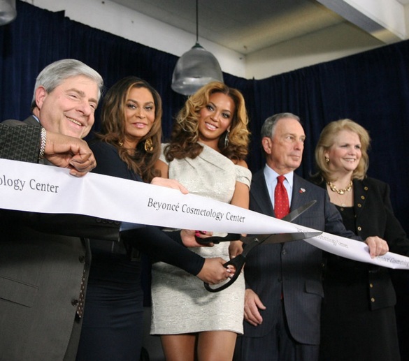 4 de Setembro – Beyoncé - 1981 – 36 Anos em 2017 - Acontecimentos do Dia - Foto 23 - Beyoncé na inauguração do Beyoncé Cosmetology Center em Março de 2010.