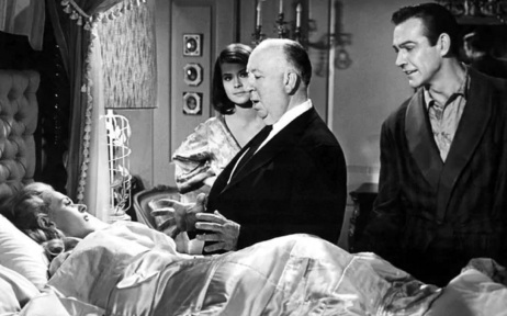 13 de Agosto – Alfred Hitchcock - 1899 – 118 Anos em 2017 - Acontecimentos do Dia - Foto 23 - Tippi Hedren, Alfred Hitchcock e Sean Connery, na gravação de 'Marnie', de 1964.