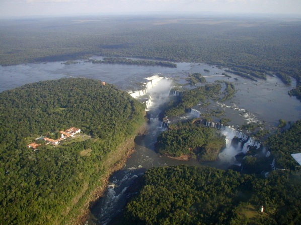 10 de Junho - Parque Nacional do Iguaçu - Fotografia aérea do Parque, o lado brasileiro fica à esquerda - Foz do Iguaçu (PR) - 103 Anos.