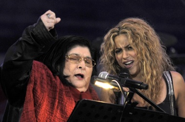 9 de Julho – Mercedes Sosa cantando com Shakira.