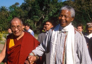 18 de Julho - Nelson Mandela - 1918 – 99 Anos em 2017 - Acontecimentos do Dia - Foto 18 - Com o Dalai Lama.