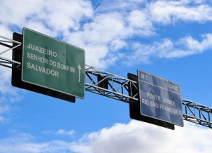 15 de Julho - Placa na rodovia indicando a direção da cidade — Juazeiro (BA) — 139 Anos em 2017.