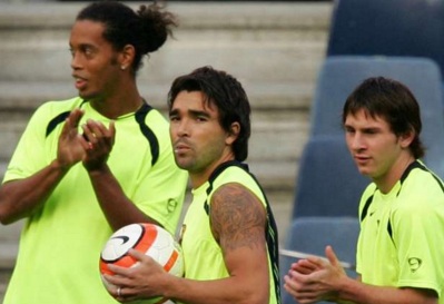 24 de Junho - Ronaldinho Gaúcho, Riquelme e Messi no começo de carreira, durante trerino do Barcelona.