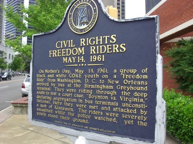 4 de Maio - Placa sobre os Viajantes da Liberdade em Birmingham.