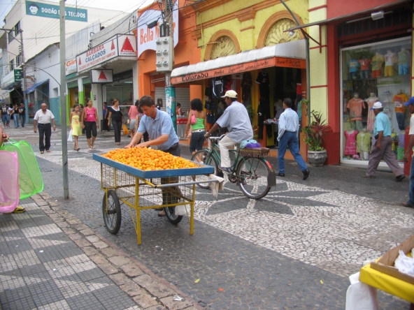 8 de Abril - Vendedor de pequi, nas ruas de Cuiabá - MT.