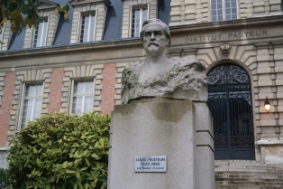 5 de Maio - 1983 – O Instituto Pasteur de Paris consegue identificar o vírus da Aids.