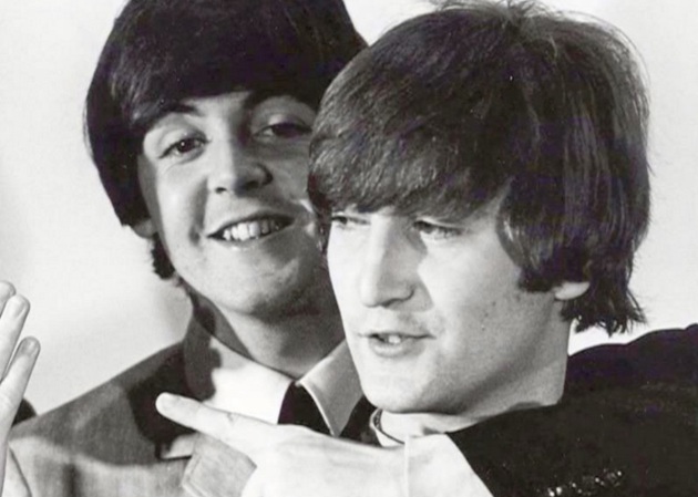 18 de Junho - Paul McCartney - cantor e compositor inglês - com John Lennon.