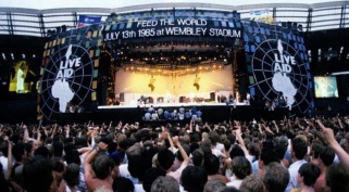 13 de Julho – 1985 – Realização do Live Aid, combinação de artistas lendários da música pop e do rock mundial em prol dos famintos da Etiópia.