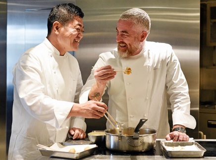 3 de Junho - Os chefs Alex Atala e Yoshihiro Narisawa na cozinha do restaurante Narisawa, em Tóquio.
