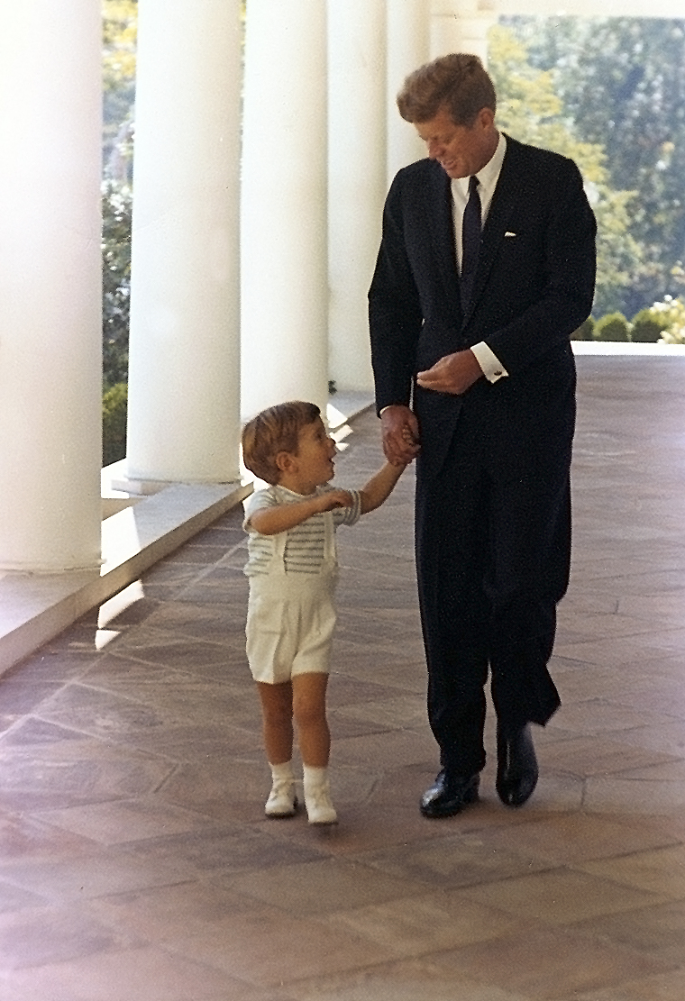 O presidente juntamente com seu filho John Jr. em um corredor da Casa Branca.