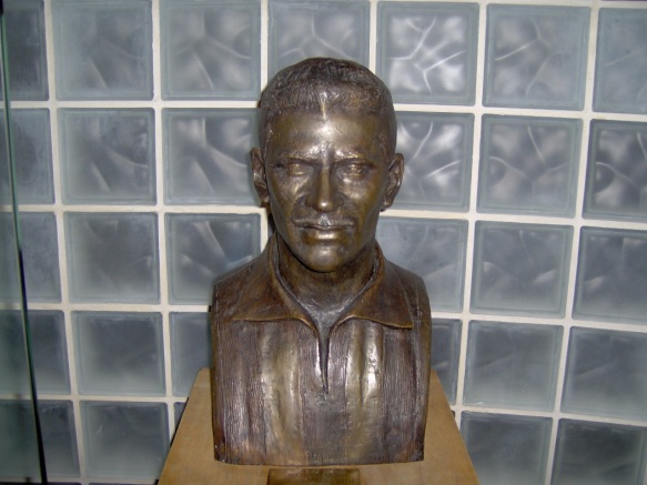 16 de Maio - Busto de Nílton Santos na sede de General Severiano do Botafogo FR.