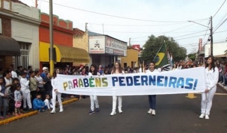 22 de Maio - Desfile Cívico em 2015 — Pederneiras (SP).