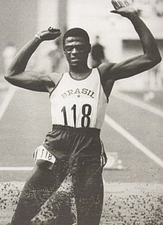João do Pulo quebrando o recorde mundial do salto triplo nos Jogos Pan-Americanos da Cidade do México, em 1975. nascimento em 28 de maio - João Carlos de Oliveira