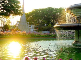24 de Março - Araras (São Paulo) - Fonte luminosa na Praça Barão de Araras com o Monumento ao Centenário.