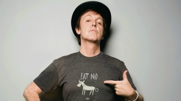 18 de Junho - Paul McCartney - cantor e compositor inglês - com camiseta contra a gordura, a carne animal.