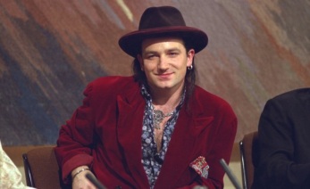 10 de Maio - 1960 - Bono, cantor da banda U2, sem óculos, jovem.