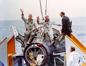 6 de Junho - 1966 - Após três dias em órbita, a nave espacial tripulada Gemini IX, do Projeto Gemini, retorna à atmosfera terrestre.