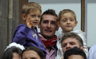 9 de Junho - 1978 — Miroslav Klose, futebolista, alemão, de origem polonesa - Com seus filhos.