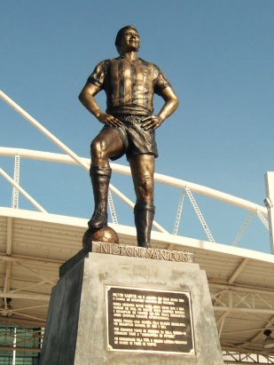 16 de Maio - Estátua de Nílton Santos inaugurada em 2009 no Estádio Nílton Santos, Rio de Janeiro.