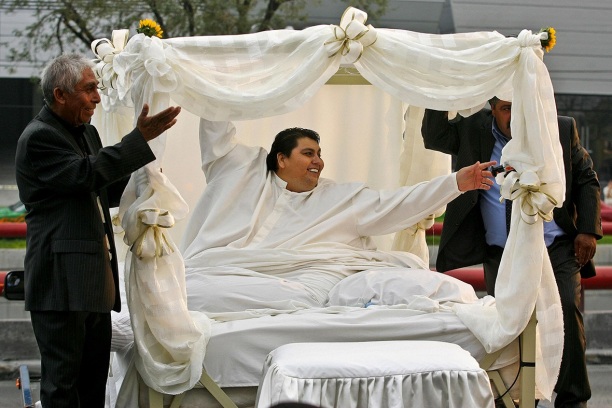 26 de Maio - 2014 — Manuel Uribe, recordista de obesidade mexicano (n. 1965).