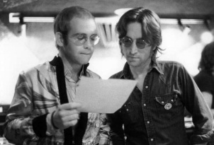 25 de Março - Elton John - músico, cantor e compositor britânico, com John Lennon, dos Beatles.