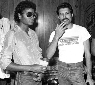 5 de Setembro – Freddie Mercury - 1946 – 71 Anos em 2017 - Acontecimentos do Dia - Foto 19 - Freddie Mercury e Michael Jackson.