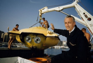 11 de Junho - Jacques Cousteau, explorador e inventor francês - com equipamento de pesquisa.