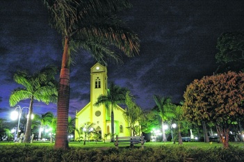 15 de Abril - Iacanga é um município brasileiro do estado de São Paulo - praça da igreja.