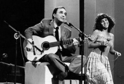 10 de Junho - João Gilberto com Bebel Gilberto, sua filha.