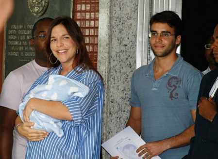 27 de Maio - Ivete deixa a maternidade em Salvador com Marcelo no colo e acompanhada de Daniel Cady.