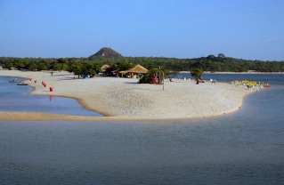 22 de Junho - Alter do Chão é a praia de água doce mais bonita do mundo segundo o jornal The Guardian — Santarém (PA) — 356 Anos.