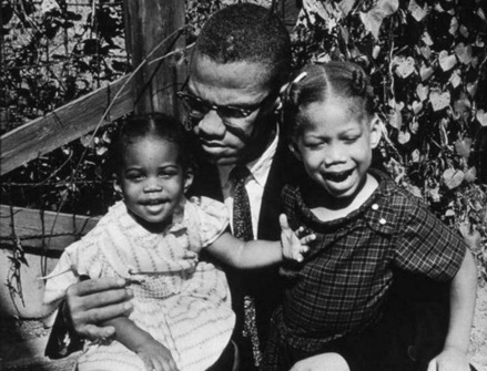 19 de Maio - Malcolm X com suas filhas.