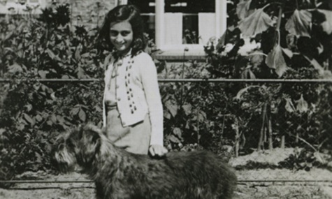 12 de Junho - Anne Frank passeando com o cachorro.