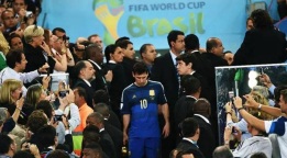 24 de Junho - Messi pega o troféu de melhor jogador da Copa de cabeça baixa, após perder da Alemanha na final.
