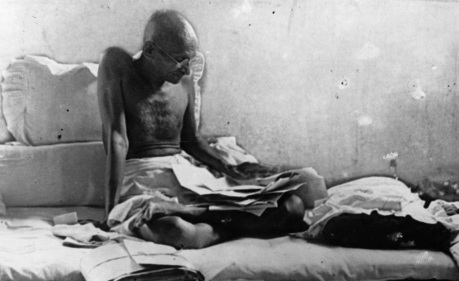 16 de Abril - 1919 — Mahatma Gandhi organiza um dia de 'oração e jejum' em resposta à morte de manifestantes indianos no Massacre de Jallianwala Bagh pelas tropas coloniais britâni