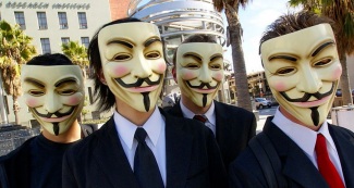 13 de Abril - 1570 — Guy Fawkes, conspirador inglês (m. 1606). Manifestantes do grupo Anonymous utilizando máscaras de Guy Fawkes no modelo apresentado na série V de Vingança.