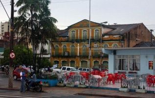 22 de Junho - Praça do Pescador. (ao fundo 'Solar do Barão') — Santarém (PA) — 356 Anos.