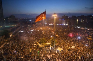 27 de Maio - 2013 – Na Turquia, ocorrem protestos contra a demolição do Parque Taksim Gezi que, posteriormente, viriam a se transformar em protestos contra o governo turco por todo o
