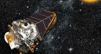 17 de Abril - 2014 — A sonda Kepler da NASA confirma a descoberta do primeiro planeta do tamanho da Terra na zona habitável de uma outra estrela.