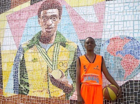 28 de Maio - Pulinho posa com a bola de basquete ao lado do Centro Esportivo João do Pulo (seu pai), em Pindamonhangaba.