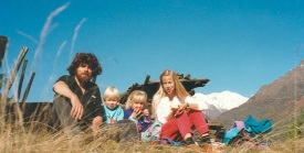 17 de Setembro – Reinhold Messner - 1944 – 73 Anos em 2017 - Acontecimentos do Dia - Foto 16 - Reinhold Messner com a esposa Sabine e filhos, Magdalena e Simon, em 1993.