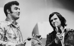 5 de Junho - 1941 - Erasmo Carlos, cantor, compositor, músico e escritor brasileiro - com Roberto Carlos, ainda jovens, no palco, tocando.